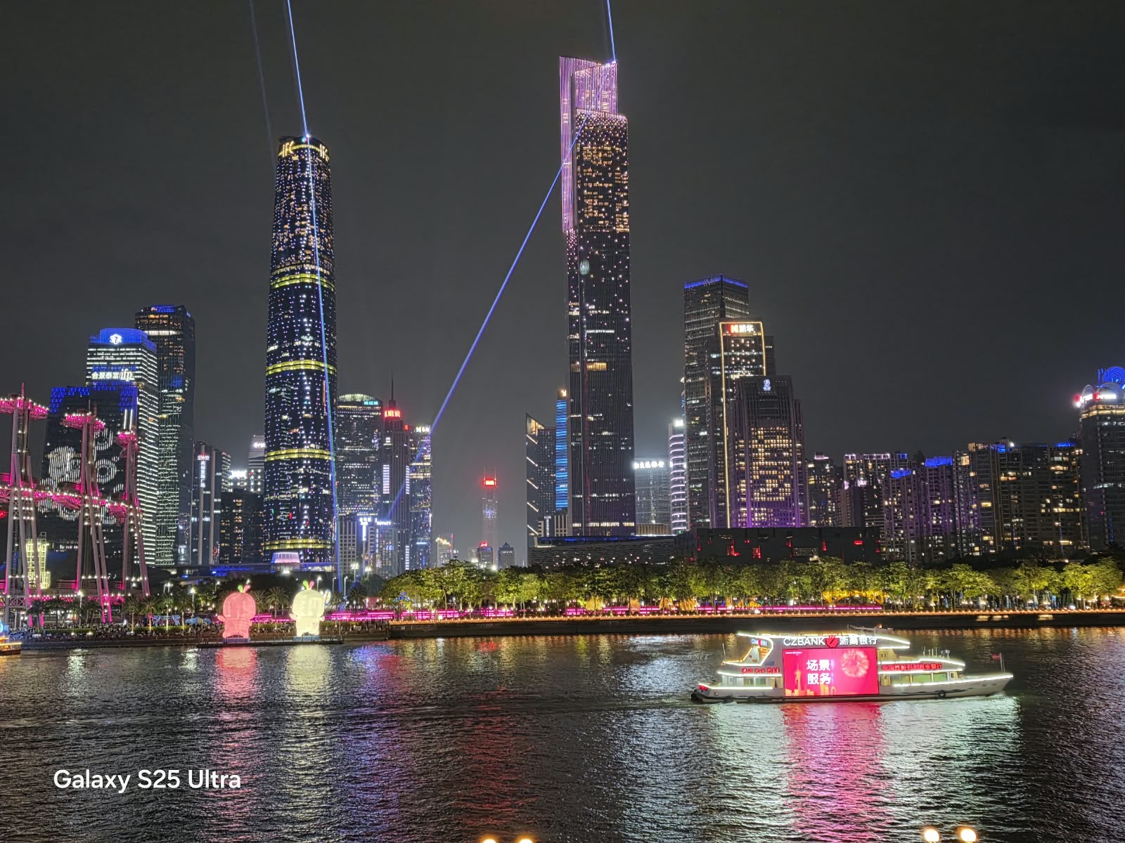 Skyline urbano noturno na China