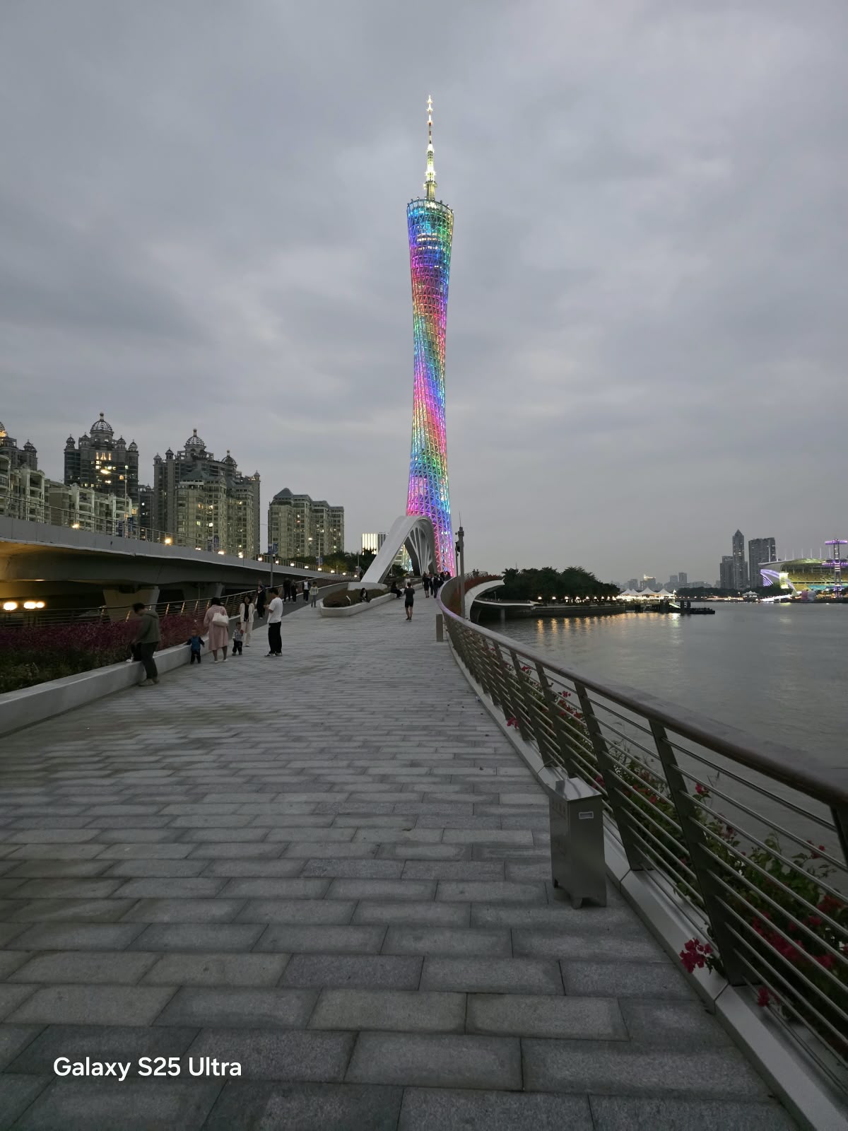 Skyline iluminado de Xangai, China