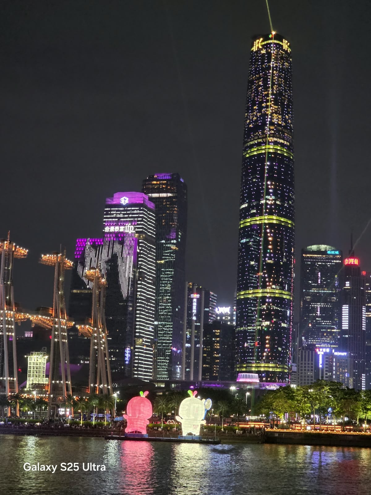 Canton Tower iluminada em Guangzhou